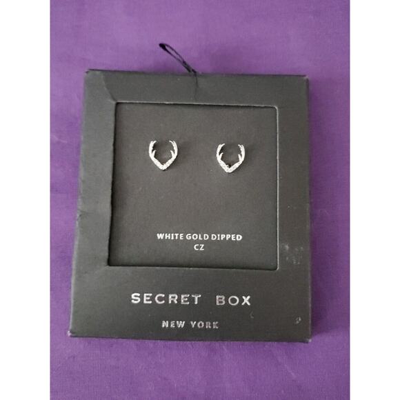Secret Box New York White Gold Dipped CZ Antler Stud Pierced Earrings, NEW - Picture 1 of 9